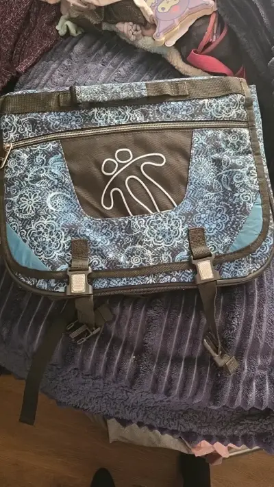 Mochila escolar con diseño floral azul - miniatura 1