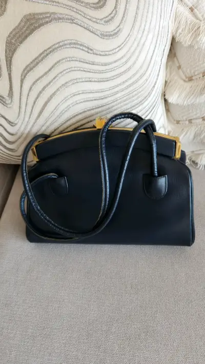 Bolso de cuero negro elegante con detalles dorados - miniatura 1
