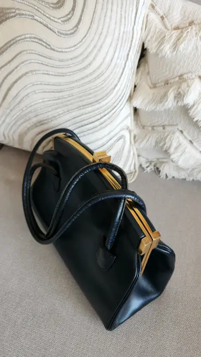 Bolso de cuero negro elegante con detalles dorados - miniatura 2