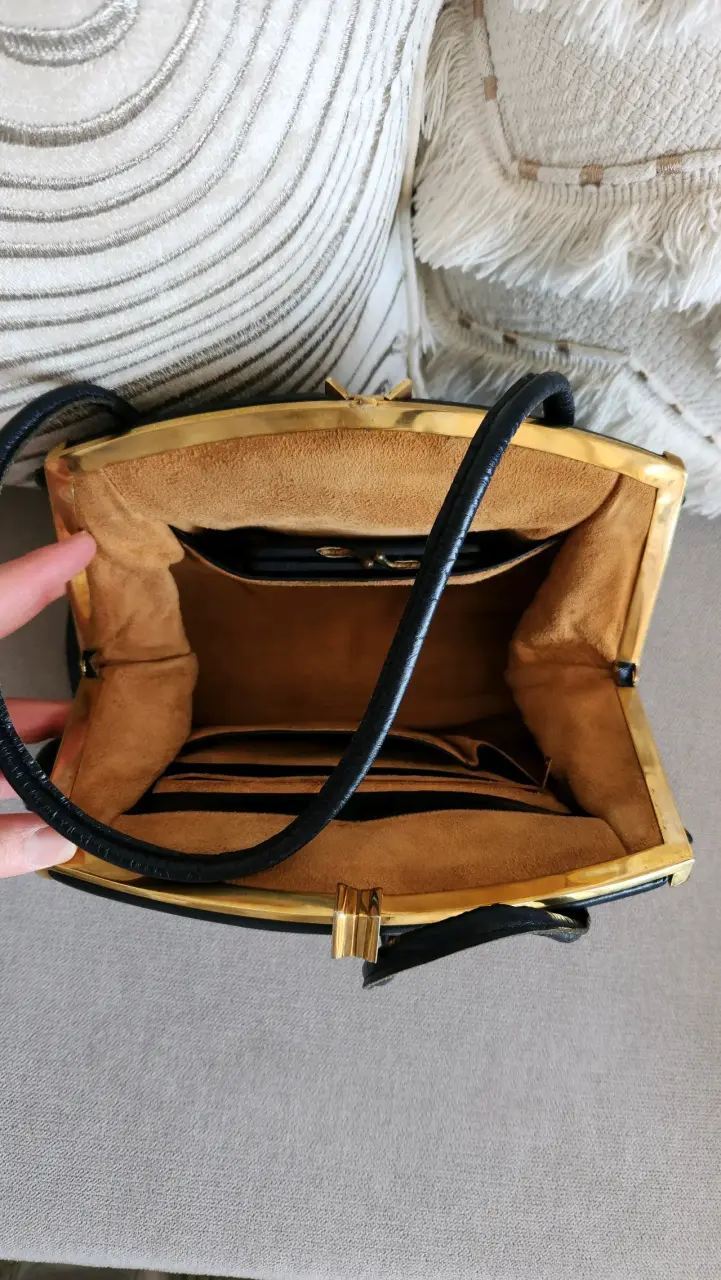 Bolso de cuero negro elegante con detalles dorados - 3