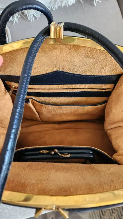 Bolso de cuero negro elegante con detalles dorados - miniatura 4