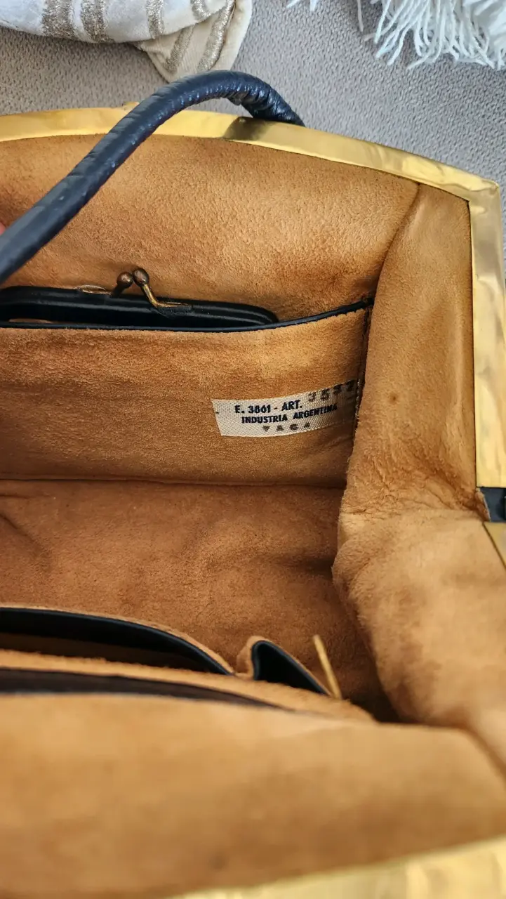 Bolso de cuero negro elegante con detalles dorados - 5