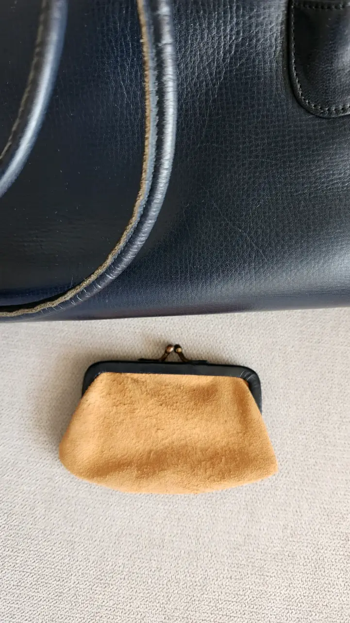 Bolso de cuero negro elegante con detalles dorados - 6