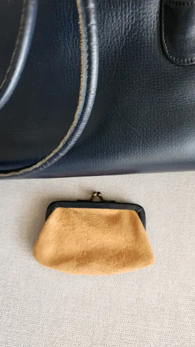 Bolso de cuero negro elegante con detalles dorados - miniatura 6