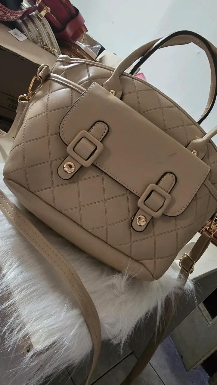 Carteras con diseño acolchado y hebillas decor