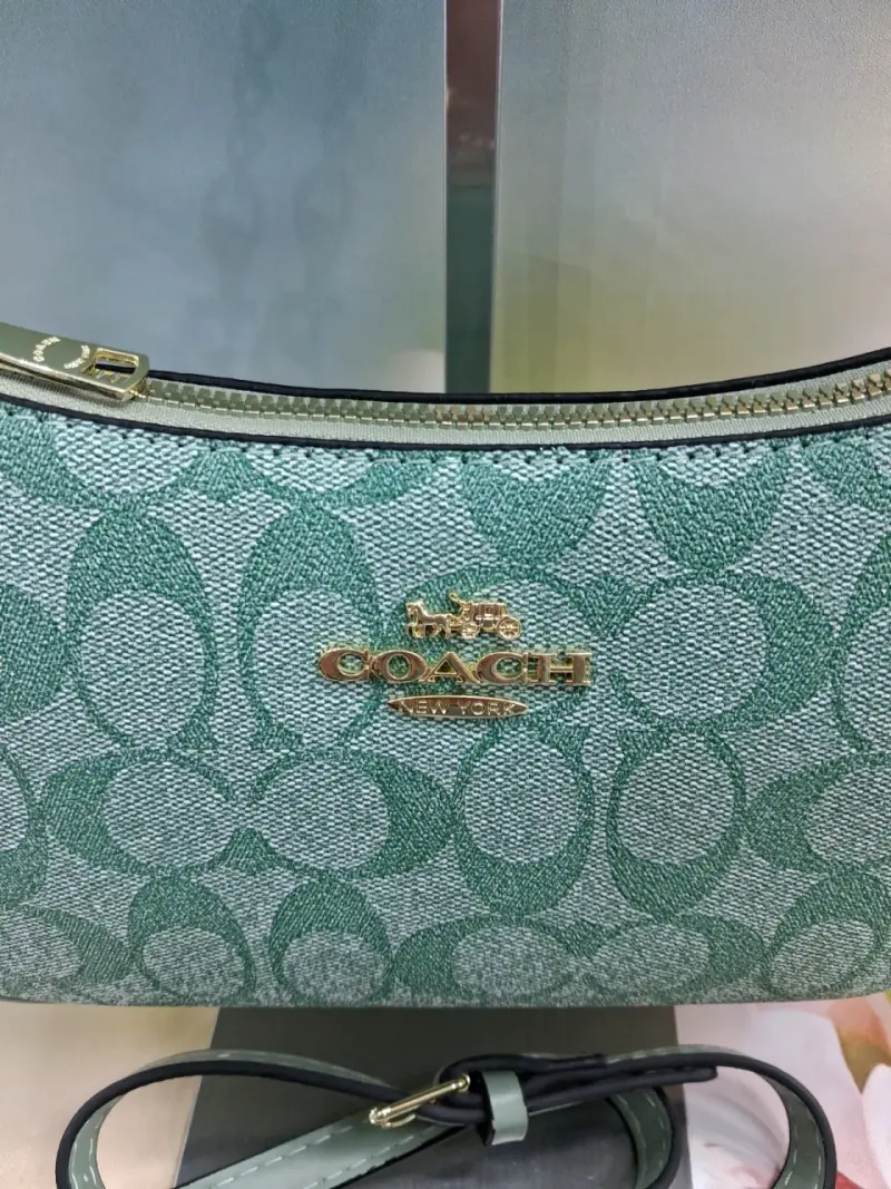 Cartera Coach verde con diseño monograma - 3