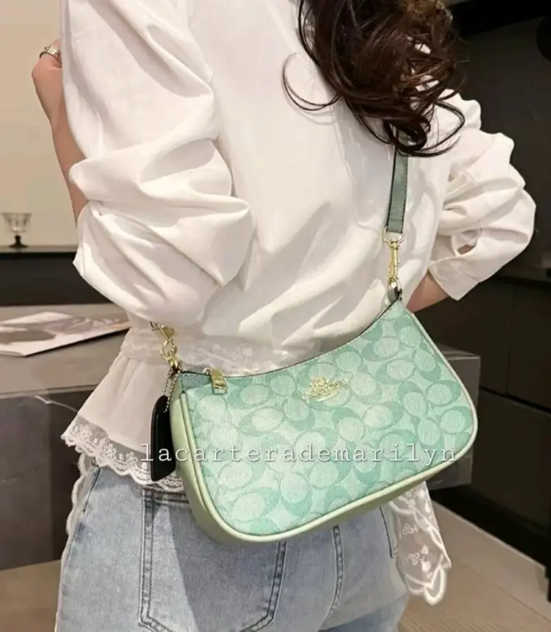 Cartera Coach verde con diseño monograma - 4