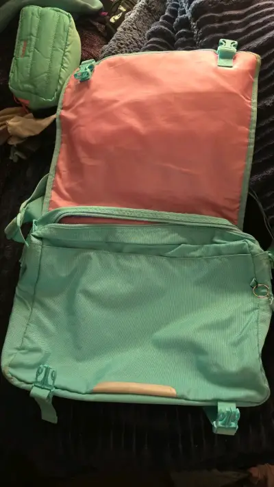 Bolso bandolera verde agua Totto con múltiples compartimentos - miniatura 2