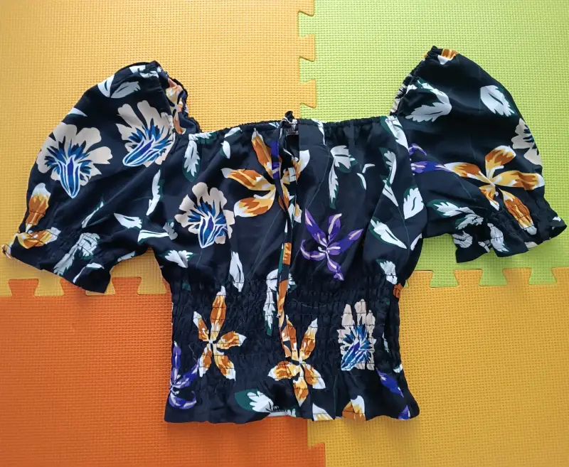 Blusa floral con mangas abullonadas