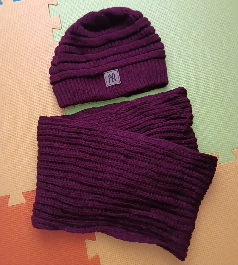 Set de gorro y bufanda burdeo