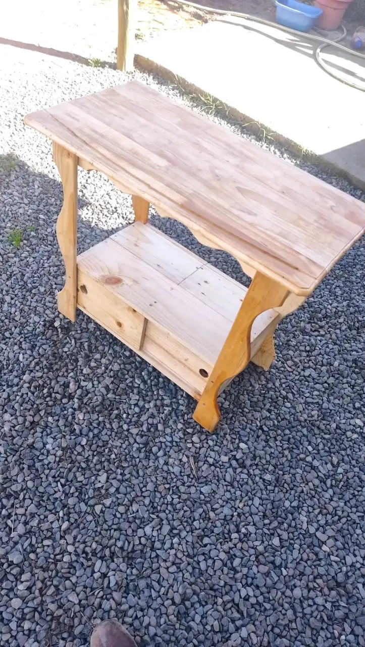 Arrimo de madera rústica con estante