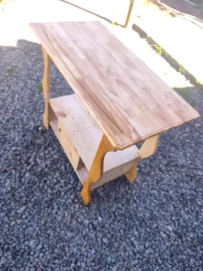 Arrimo de madera rústica con estante - miniatura 3