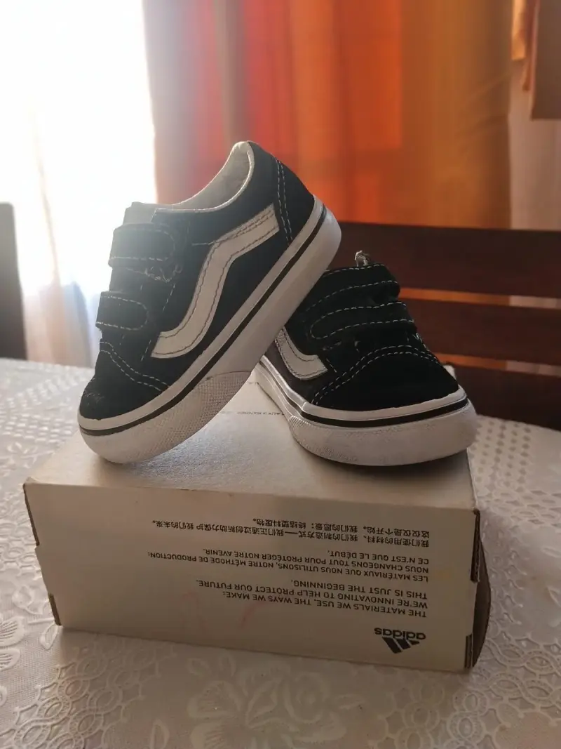 Zapatillas negras para niños con velcro