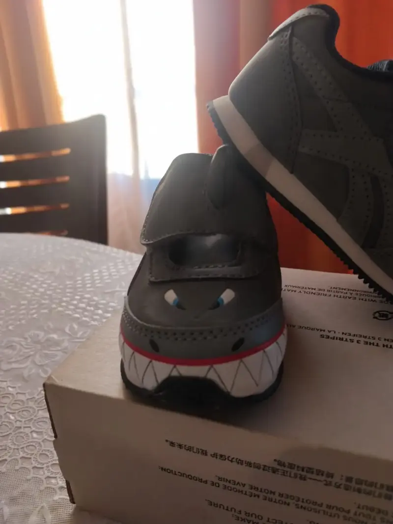 Zapatillas infantiles con diseño de tiburón - 1
