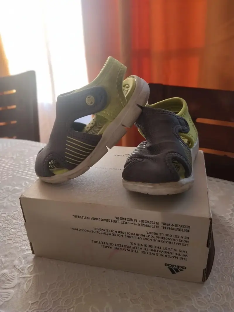 Sandalias para niños verdes bublegumers