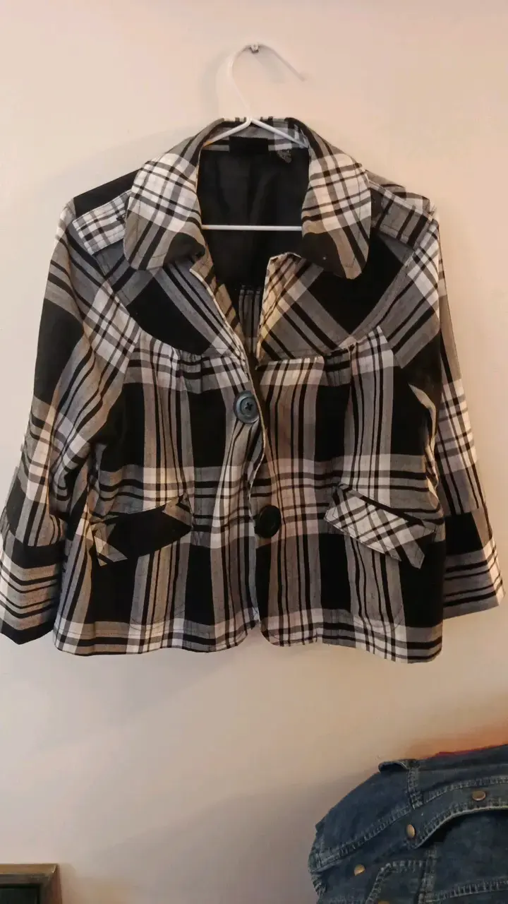 Chaqueta blanco y negro con bolsillos y boton - 1