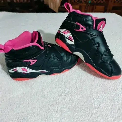 Zapatillas deportivas negras con detalles rosados