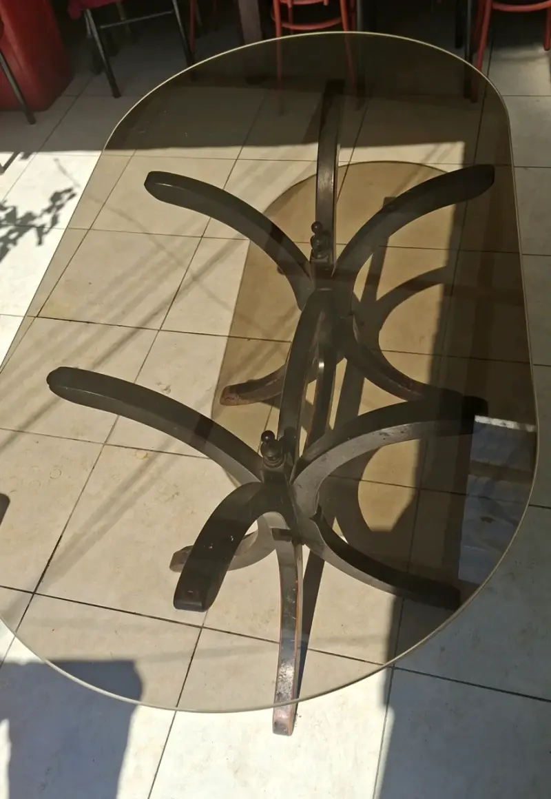 Mesa de vidrio ovalada con base de metal - 1