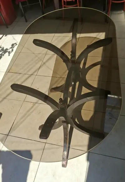 Mesa de vidrio ovalada con base de metal - miniatura 1
