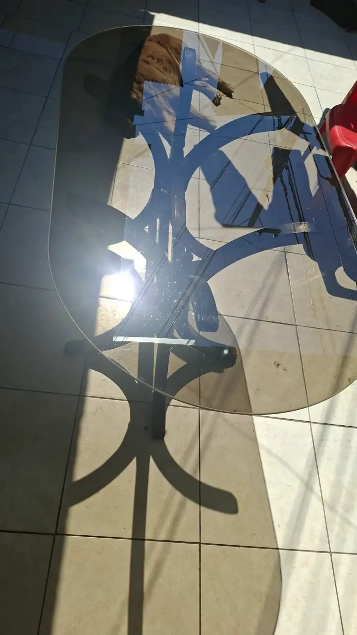 Mesa de vidrio ovalada con base de metal - 3