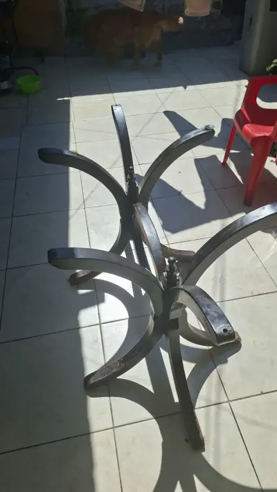 Mesa de vidrio ovalada con base de metal - miniatura 4