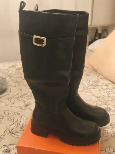 Botas negras  con hebilla dorada - miniatura 1
