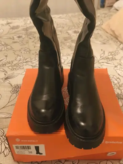 Botas negras  con hebilla dorada - miniatura 2
