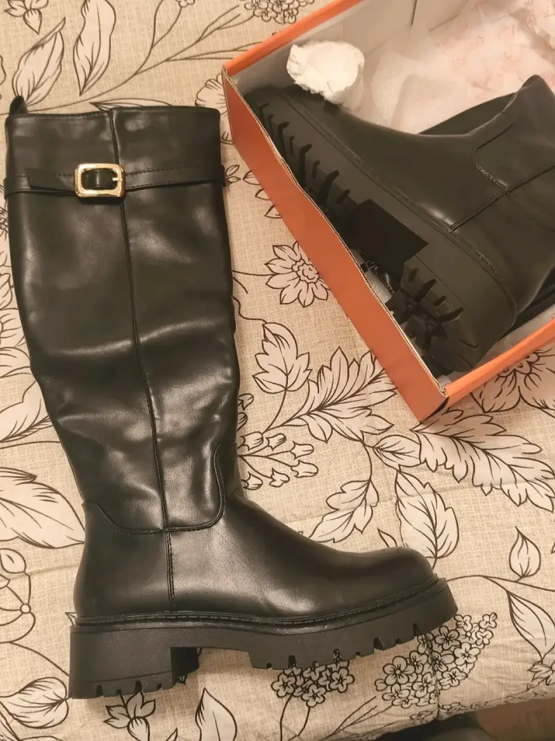 Botas negras  con hebilla dorada - 4