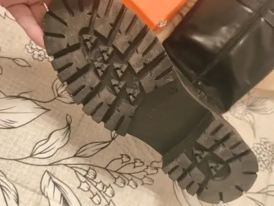 Botas negras  con hebilla dorada - miniatura 5