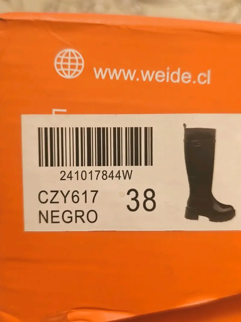 Botas negras  con hebilla dorada - 6