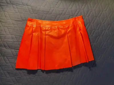 Falda corta plisada burdeos con short interno - miniatura 3
