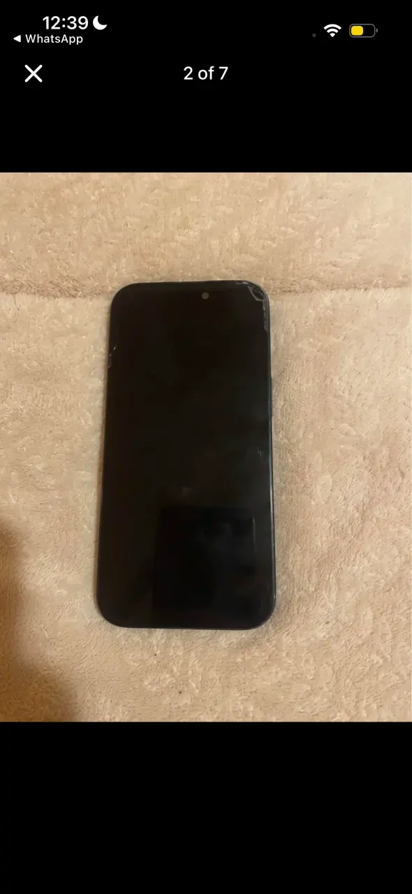 iPhone negro con pantalla dañada - 2