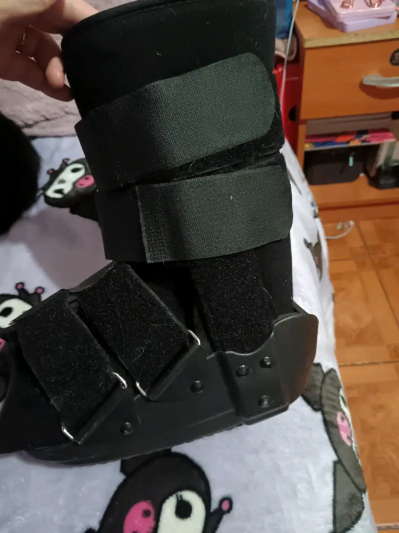 Bota ortopédica negra con velcro ajustable - 2