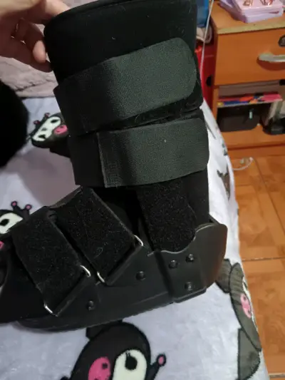 Bota ortopédica negra con velcro ajustable - miniatura 2