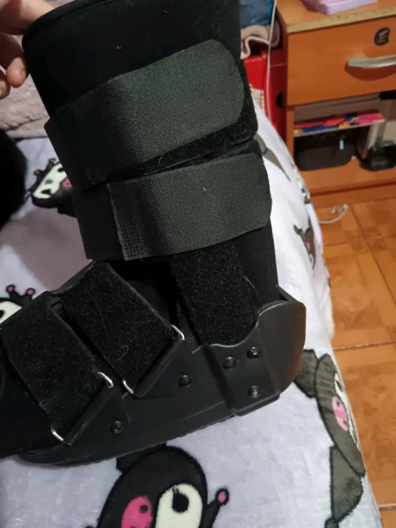 Bota ortopédica negra con velcro ajustable - 10