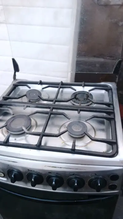 Cocina a gas con horno de 4 quemadores - miniatura 2