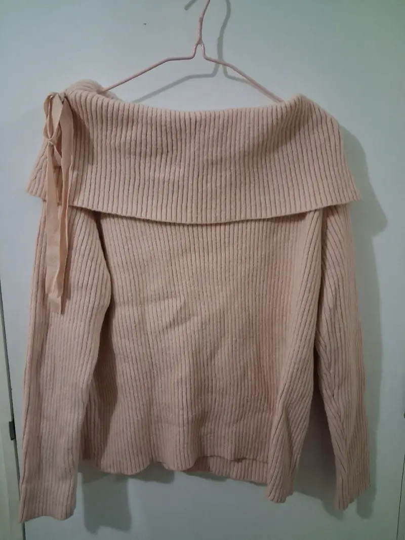 Sueter de punto rosa con hombro descubierto - 2