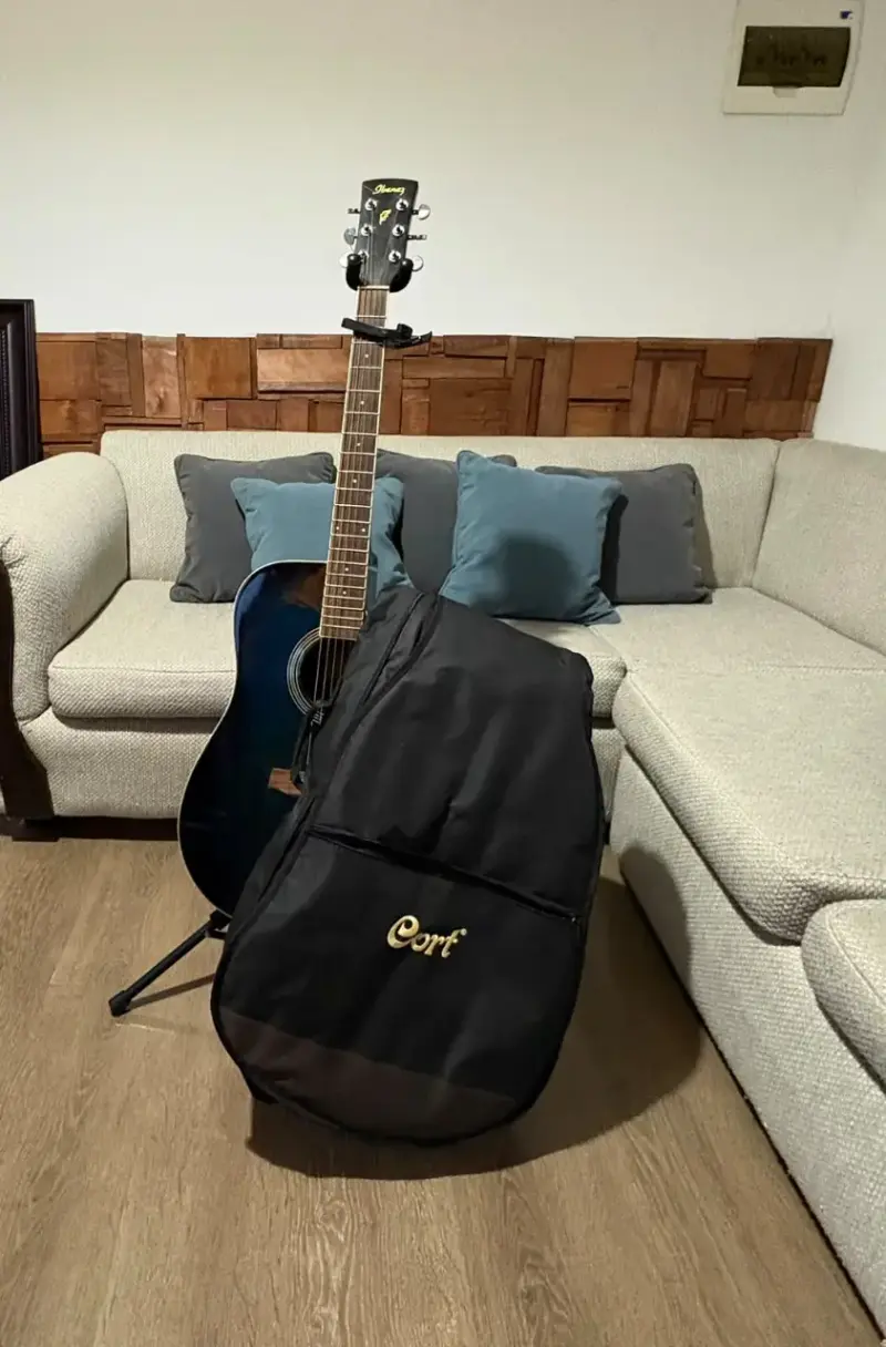 Guitarra electroacústica Ibanez negra - 1