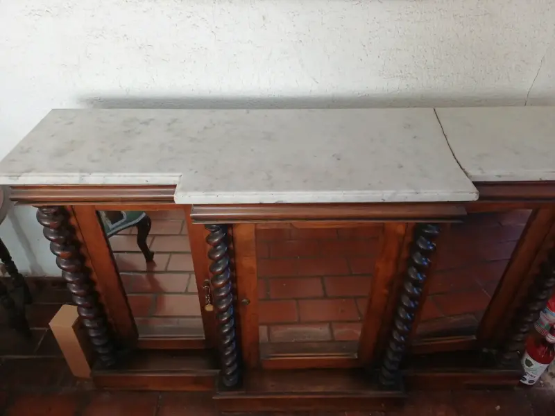 Aparador antiguo de madera con cubierta de mármol - 1