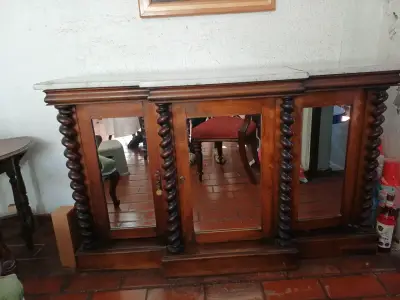 Aparador antiguo de madera con cubierta de mármol - miniatura 2