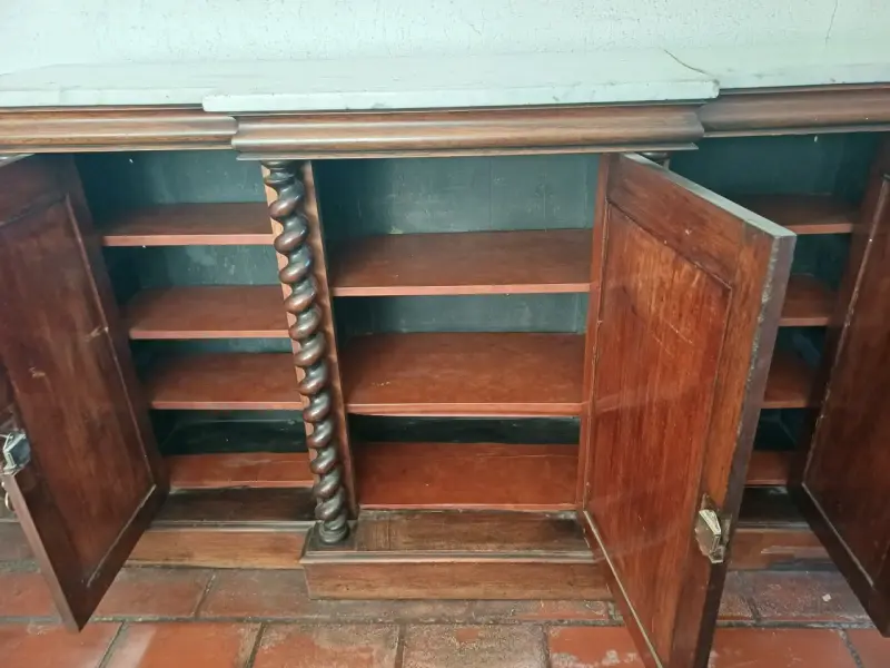 Aparador antiguo de madera con cubierta de mármol - 3