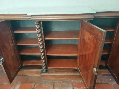 Aparador antiguo de madera con cubierta de mármol - miniatura 3