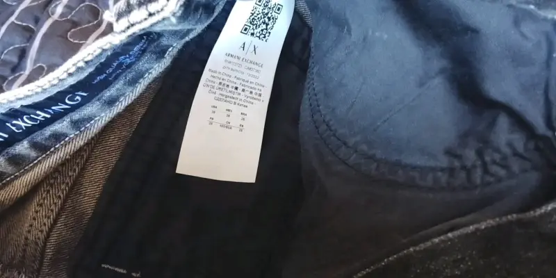 Jeans Armani Exchange para hombre con diseño moderno - 3