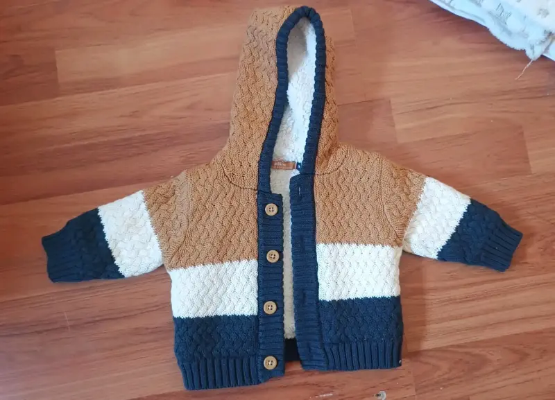 Chaleco de bebé con capucha a rayas