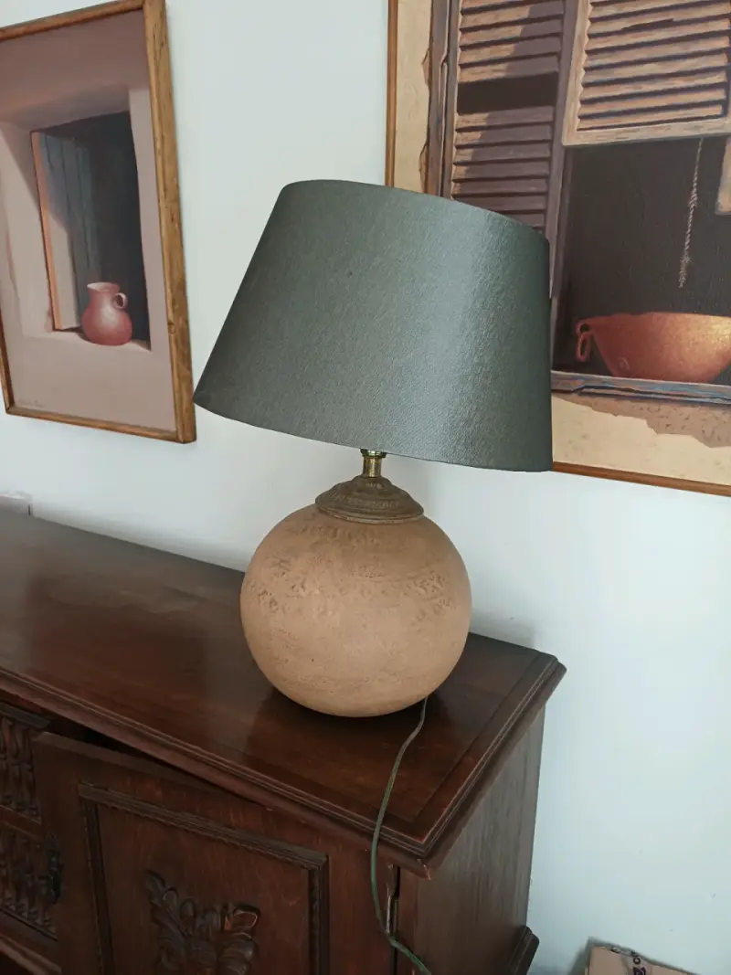 Lámpara de mesa rústica con pantalla gris