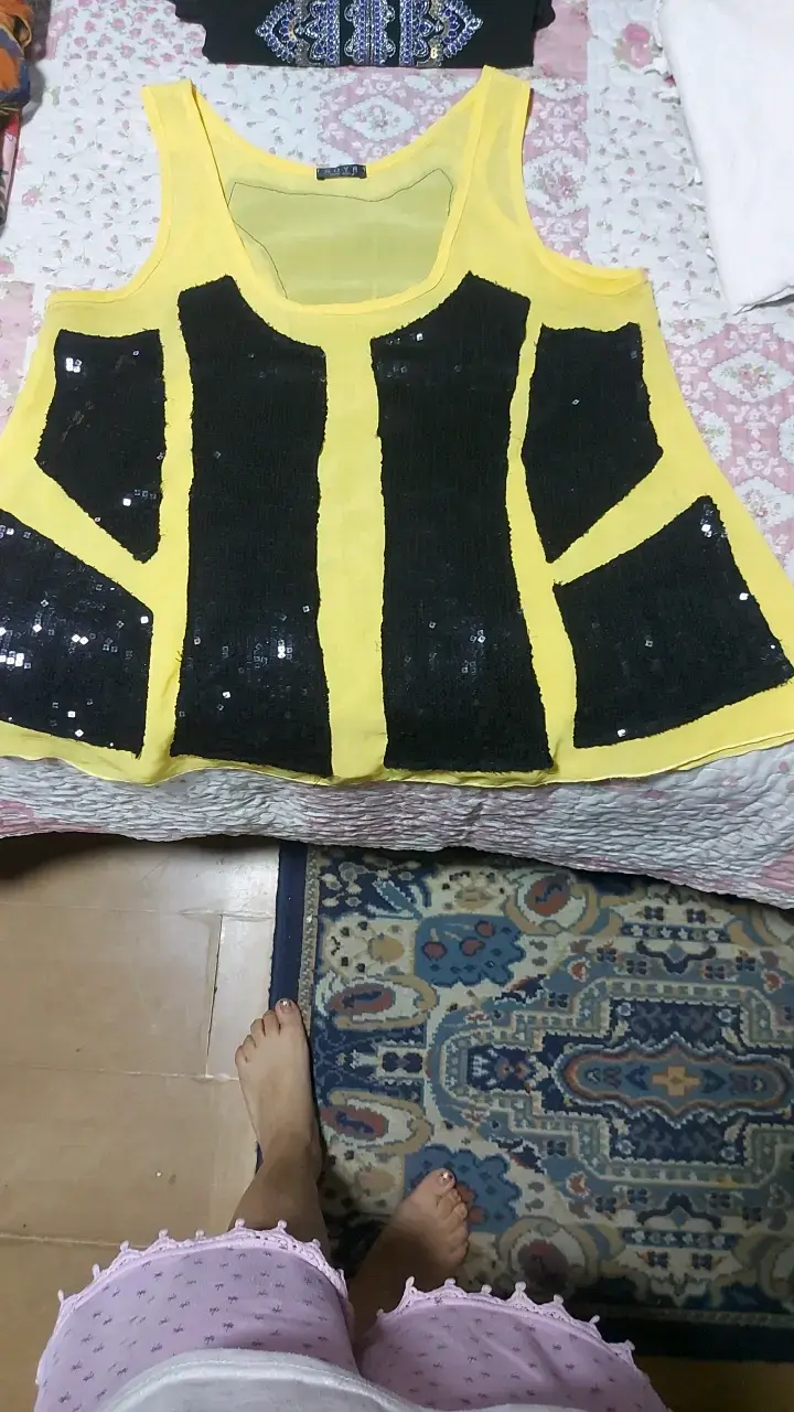 Polera sin mangas amarilla con lentejuelas negras