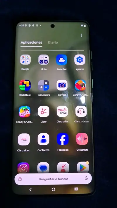 Smartphone Motorola verde con triple cámara - miniatura 1