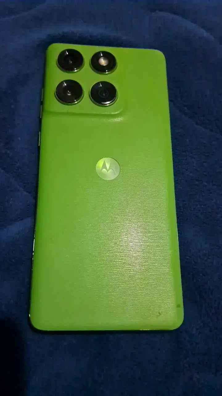 Smartphone Motorola verde con triple cámara - 2