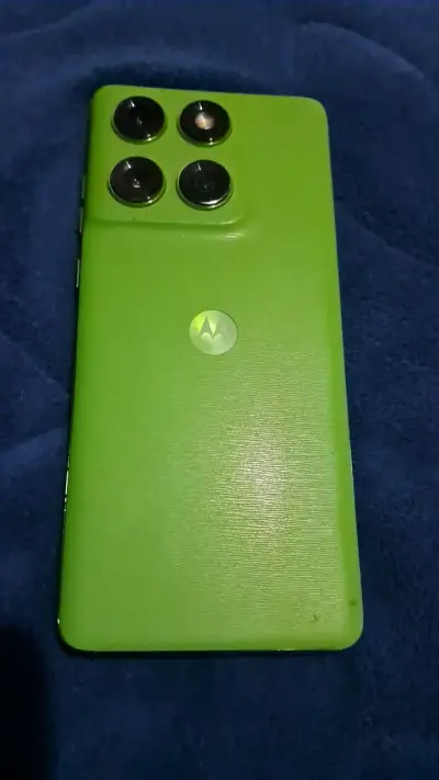 Smartphone Motorola verde con triple cámara - miniatura 2