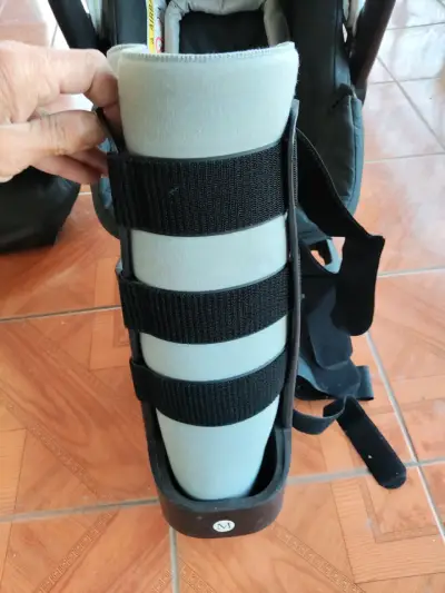 Bota ortopédica ajustable para recuperación - miniatura 1